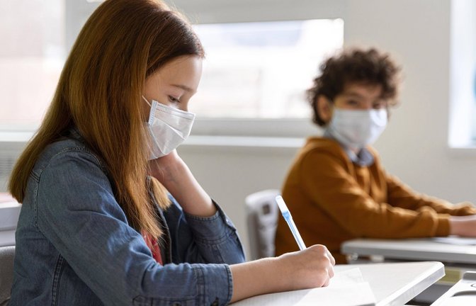 Die Elterninitiative „BildungAberSicher“ sieht die Maske als einzige Möglichkeit, wie sich  Schüler   im Unterricht vor Infektionen schützen können (Symbolfoto).<span class='image-autor'>Foto: imago//Oleksandr Latkun</span>