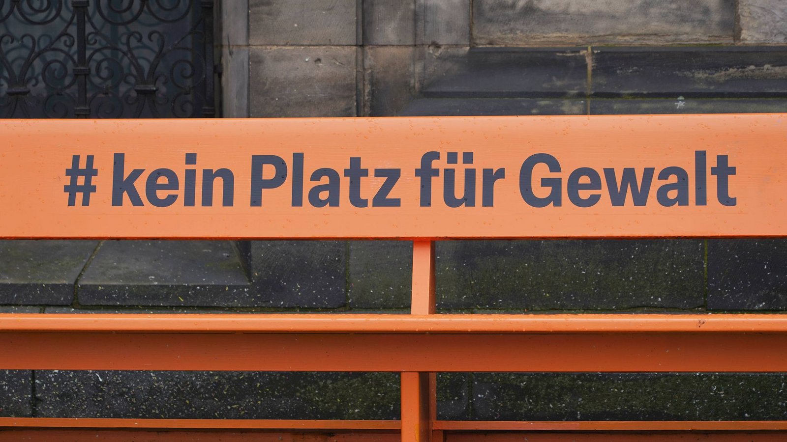 Zum Kampagnenstart von „Orange the World“ ruft die UN-Frauenorganisation Politik und Gesellschaft zu mehr Einsatz gegen Gewalt auf (Symbolfoto).Foto: IMAGO/Eckhard Stengel/IMAGO/Eckhard Stengel