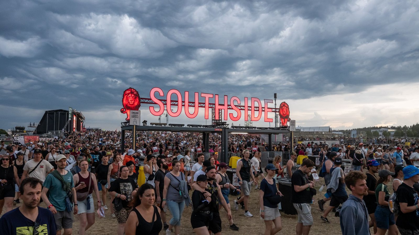 Zahlreiche Festivalbesucher verlassen beim Auftakt des Southside-Festivals das Festivalgelände. Aufgrund des Wetters wurde das Gelände evakuiert.Foto: Silas Stein/dpa/Silas Stein Zahlreiche Festivalbesucher verlassen beim Auftakt des Southside-Festivals das Festivalgelände. Aufgrund des Wetters wurde das Gelände evakuiert.Foto: Silas Stein/dpa/Silas Stein