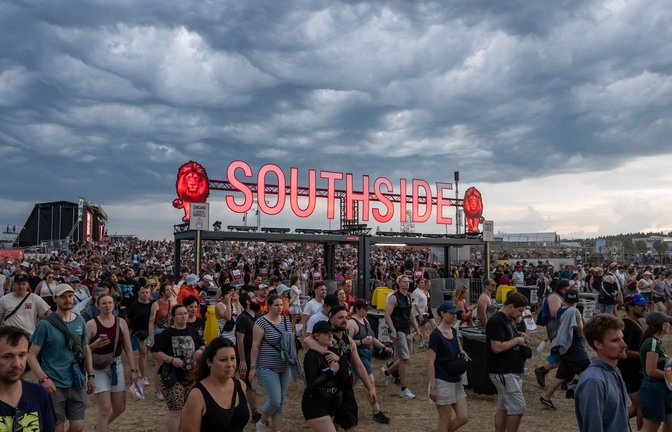 Zahlreiche Festivalbesucher verlassen beim Auftakt des Southside-Festivals das Festivalgelände. Aufgrund des Wetters wurde das Gelände evakuiert.<span class='image-autor'>Foto: Silas Stein/dpa/Silas Stein</span>