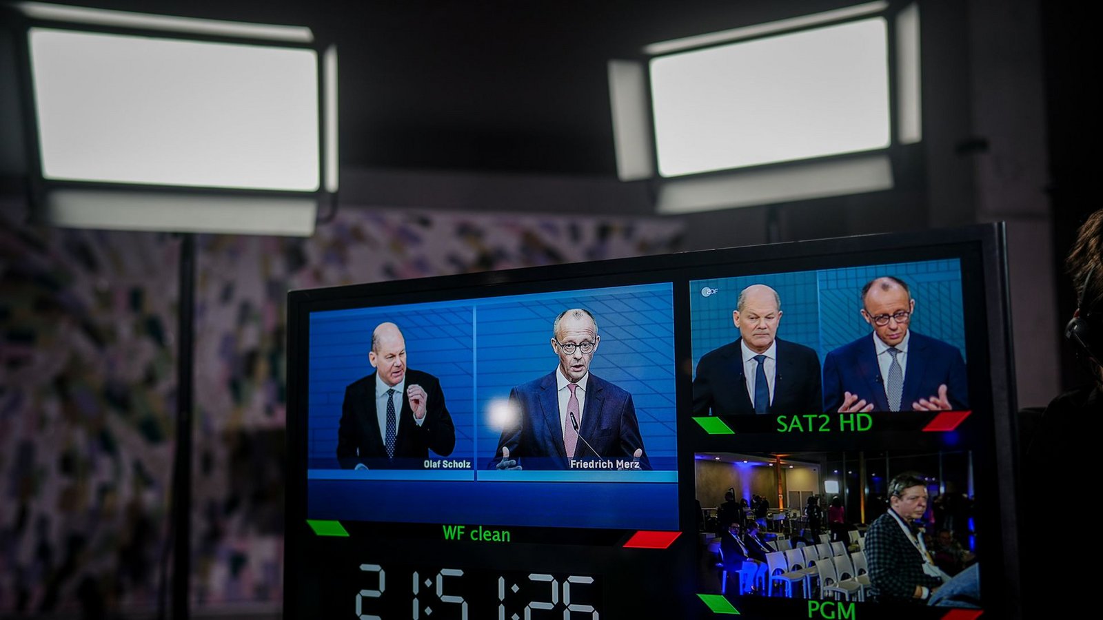 Aber auch das lineare Fernsehen hat nicht ausgedient, wenn es um den Wahlkampf geht. Das erste TV-Duell zwischen Amtsinhaber Olaf Scholz und dem in Umfragen aussichtsreichsten Herausforderer Friedrich Merz am 10. Februar strahlten ARD und ZDF parallel aus. In dem von Maybrit Illner moderierten Schlagabtausch konnte sich allerdings keiner der Kandidaten besonders hervortun. Meinungsforscher beobachteten ein Duell auf Augenhöhe, auch die Wahlumfragen zeigten an den Tagen danach keine Ausreißer.Foto: dpa/Kay Nietfeld