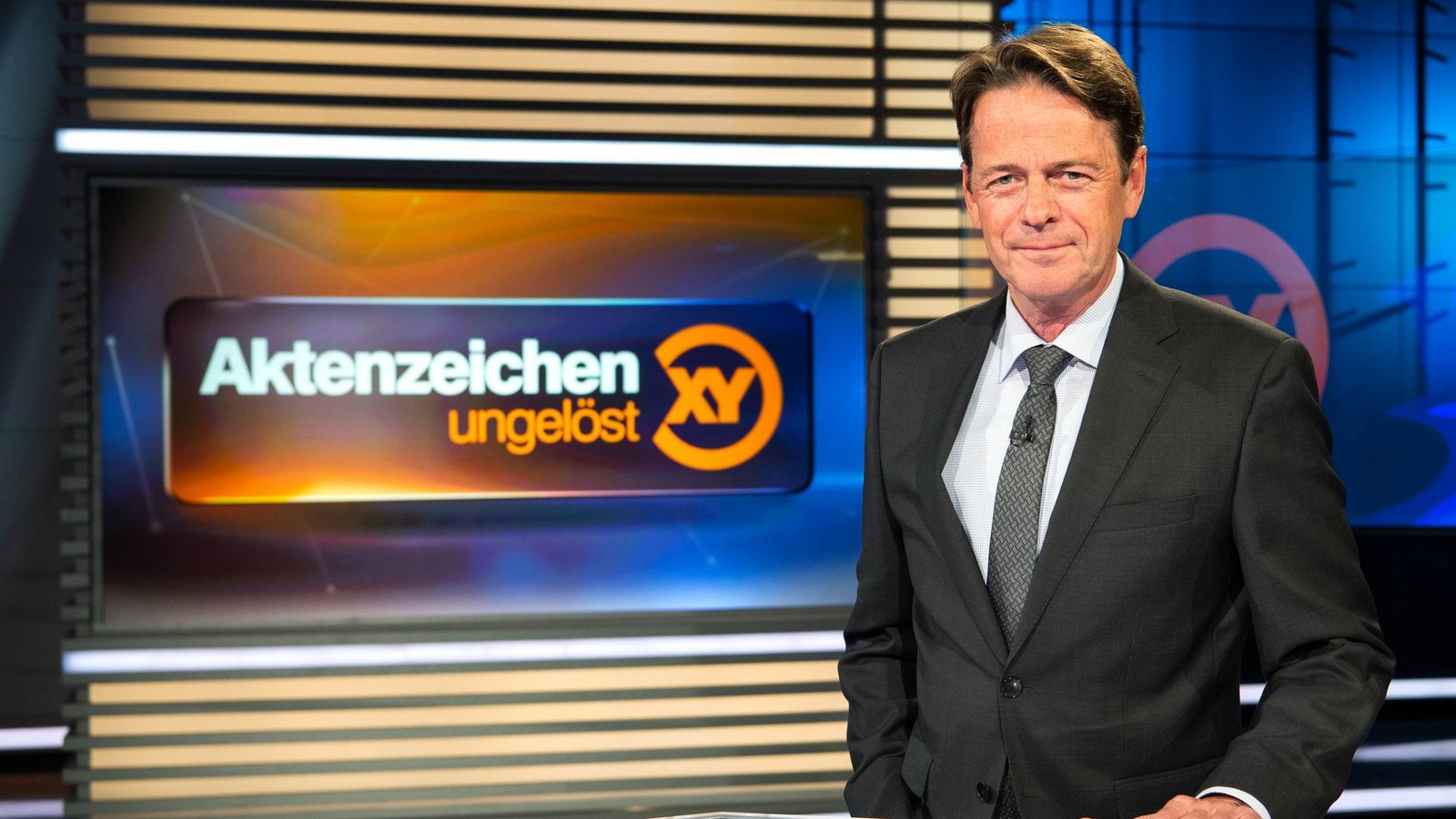 ZDF-Moderator Rudi Cerne im Studio der Sendung «Aktenzeichen XY ... ungelöst».Foto: Sina Schuldt/dpa