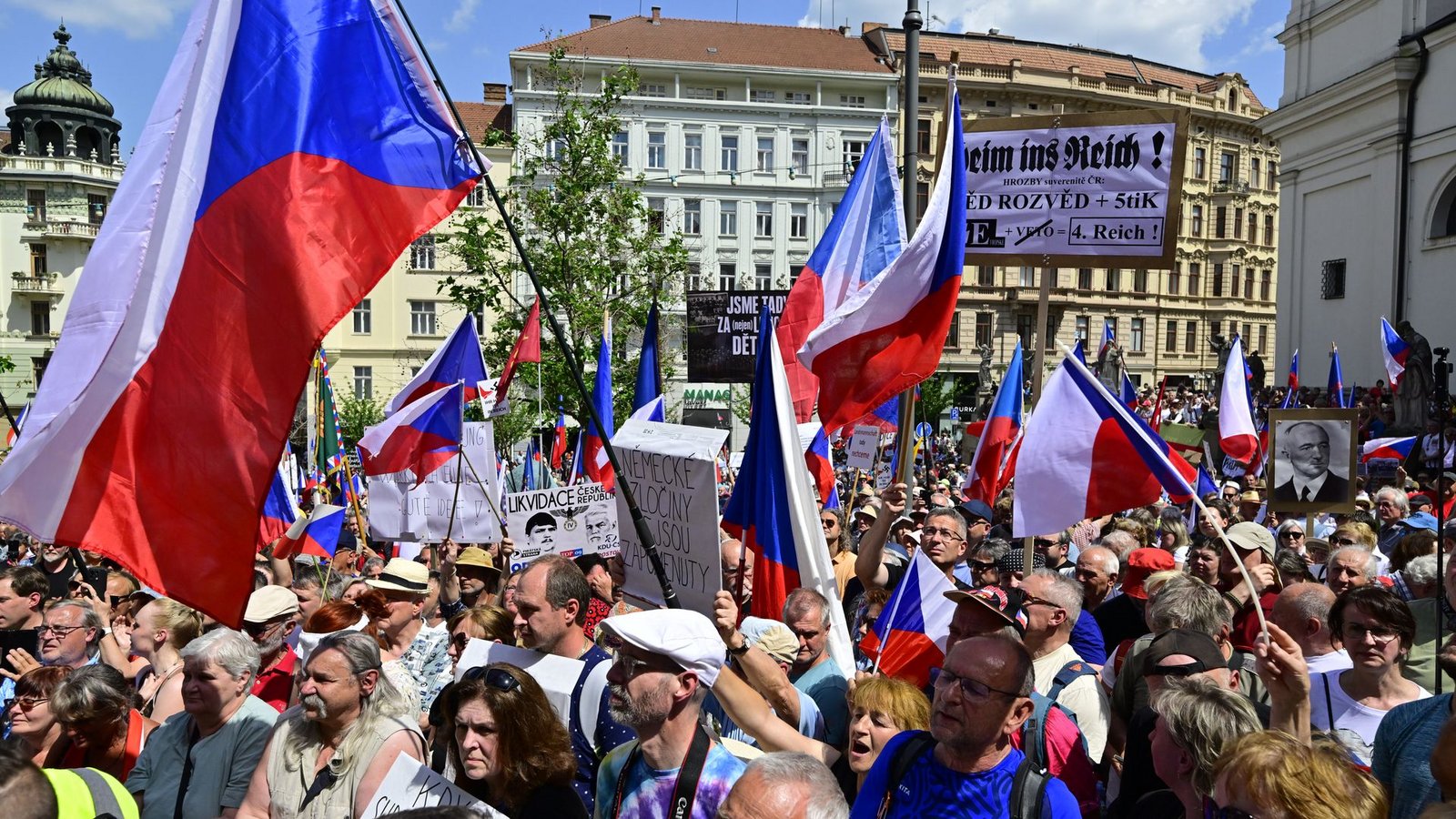 Der Protestmarsch gegen den Sudetendeutschen Tag: Die Polizei schätzt die Zahl der Demonstranten auf rund 2.500.Foto: Šálek Václav/CTK/dpa Der Protestmarsch gegen den Sudetendeutschen Tag: Die Polizei schätzt die Zahl der Demonstranten auf rund 2.500.Foto: Šálek Václav/CTK/dpa