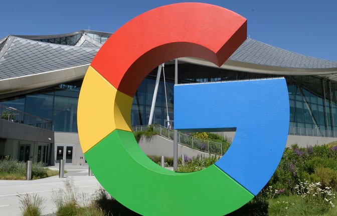 Das Logo von Google ist an einem Gebäude der Konzernzentrale zu sehen (Archivbild).<span class='image-autor'>Foto: dpa/Andrej Sokolow</span>