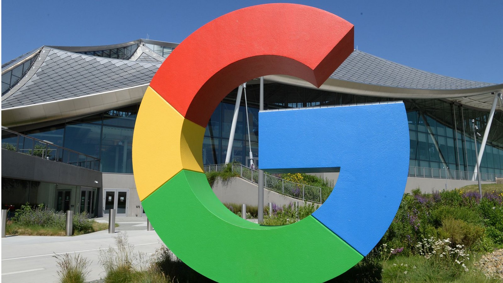 Das Logo von Google ist an einem Gebäude der Konzernzentrale zu sehen (Archivbild).Foto: dpa/Andrej Sokolow Das Logo von Google ist an einem Gebäude der Konzernzentrale zu sehen (Archivbild).Foto: dpa/Andrej Sokolow