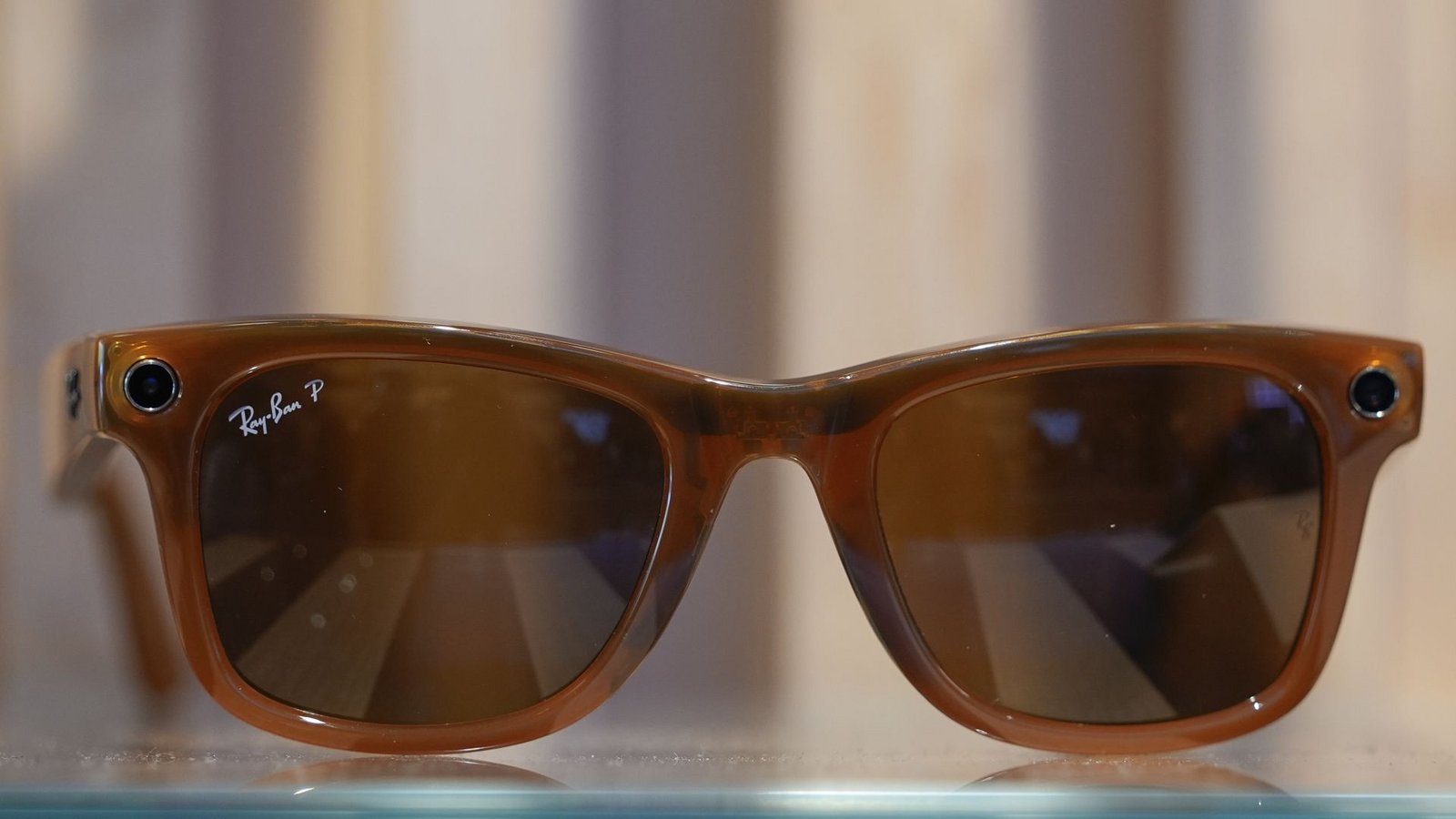 Der Facebook-Konzern Meta erwägt, seine Kamera-Brillen mit einer Gesichtserkennungs-Funktion auszurüsten. (Symbolbild)Foto: Godofredo A. Vásquez/AP/dpa