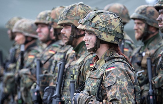 Längst sind Frauen Teil der Bundeswehr – eine Wehrpflicht gilt für sie aktuell aber nicht.<span class='image-autor'>Foto: dpa/Bernd von Jutrczenka</span>