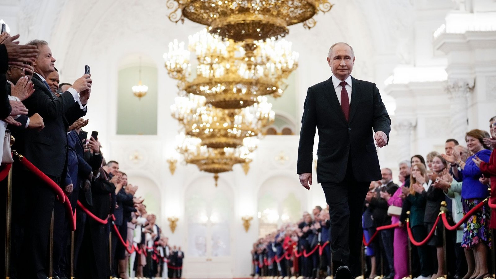 Wladimir Putin geht zur Vereidigung als russischer Präsident während einer Inaugurationszeremonie im Großen Kremlpalast.Foto: Alexander Zemlianichenko/Pool AP/AP