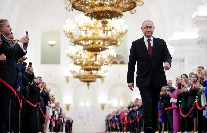 Wladimir Putin geht zur Vereidigung als russischer Präsident während einer Inaugurationszeremonie im Großen Kremlpalast.<span class='image-autor'>Foto: Alexander Zemlianichenko/Pool AP/AP</span>