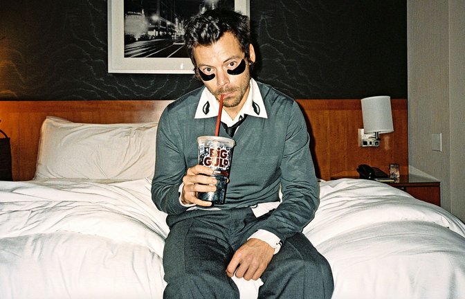 Stay hydrated! Harry Styles posiert für sein neues Album „Kiss All The Time. Disco, Occasionally.“<span class='image-autor'>Foto: Columbia/Stella Blackmon</span>