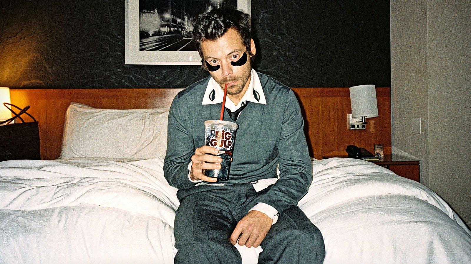 Stay hydrated! Harry Styles posiert für sein neues Album „Kiss All The Time. Disco, Occasionally.“Foto: Columbia/Stella Blackmon