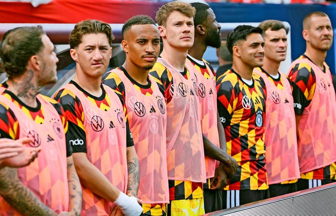 Kandidaten für einen Startelf-Einsatz aus der zweiten Reihe: Im letzten WM-Gruppenspiel gegen Ecuador könnten  bisherige Ersatzspieler wie Angelo Stiller (Zweiter von links) und Jamie Leweling (Dritter von links) vom VfB Stuttgart in die DFB-Anfangsformation rücken.<span class='image-autor'>Foto: imago/Ulmer</span>