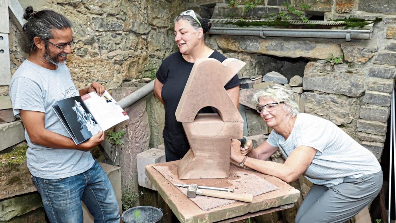 Während Prof. Pat Wasserboehr (rechts) mit dem „Mercedes“ an ihrem Werkstück arbeitet, diskutieren Claudia Dietz (Mitte) und Sumit Sarkar die Ergebnisse des „Digital Stone Projects“. Fotos: Gergen