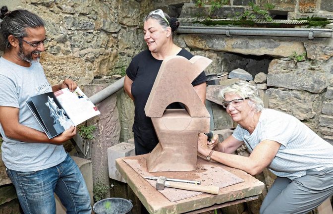 Während Prof. Pat Wasserboehr (rechts) mit dem „Mercedes“ an ihrem Werkstück arbeitet, diskutieren Claudia Dietz (Mitte) und Sumit Sarkar die Ergebnisse des „Digital Stone Projects“. Fotos: Gergen