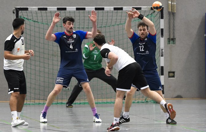 Die Abwehr des TSV Oberriexingen um Jan Gergen (2. von links) und Tobias Rothacker (rechts) soll auch beim TSV Asperg II sicher stehen. <span class='image-autor'>Foto: Leitner</span>