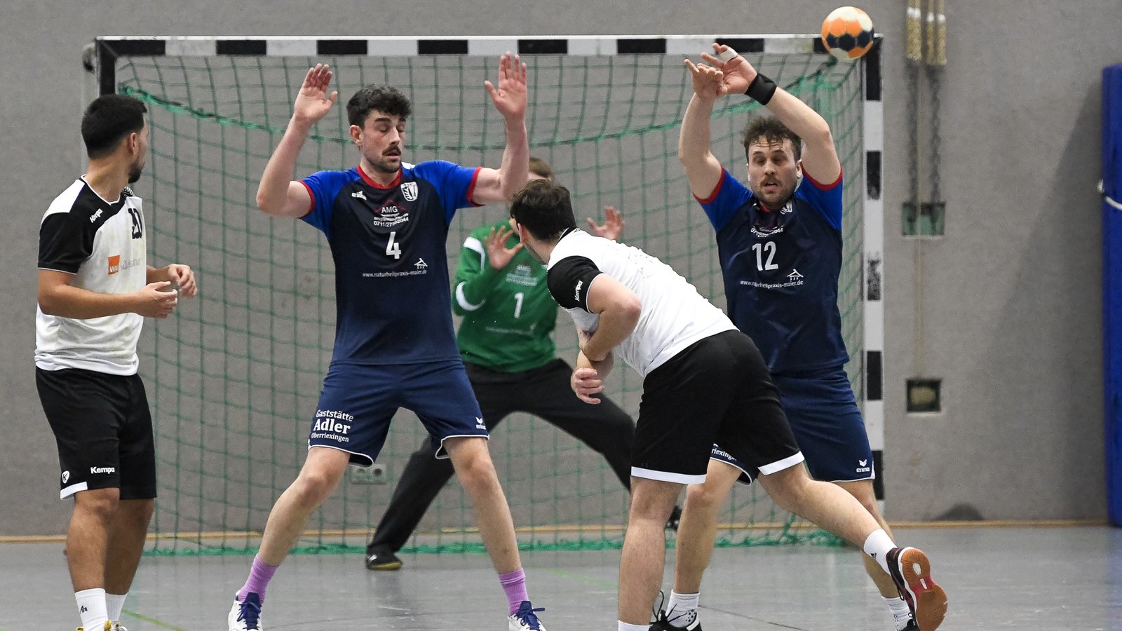 Die Abwehr des TSV Oberriexingen um Jan Gergen (2. von links) und Tobias Rothacker (rechts) soll auch beim TSV Asperg II sicher stehen. Foto: Leitner