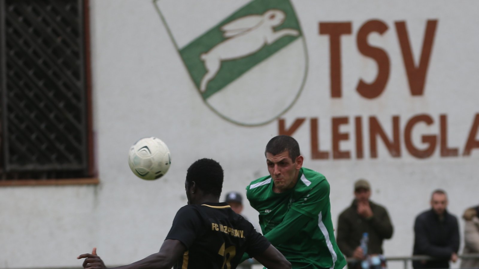 Sinan Yilmaz (rechts) hat eine der Chancen ind er Schlussphase, das Spiel in Kleinglattbach zu entscheiden. Es bleibt aber beim 2:2. Foto: Küppers Sinan Yilmaz (rechts) hat eine der Chancen ind er Schlussphase, das Spiel in Kleinglattbach zu entscheiden. Es bleibt aber beim 2:2. Foto: Küppers