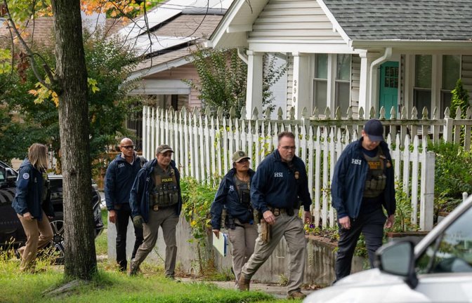 Bundesbeamte durchsuchen das Haus der Abgeordneten&nbsp; Ilhan Omar.<span class='image-autor'>ANDREW LEYDEN/afp</span>