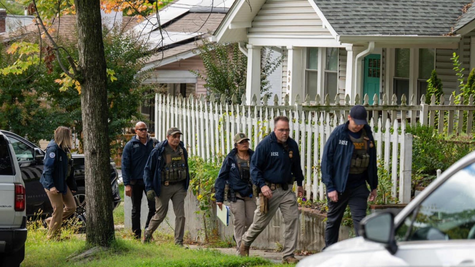 Bundesbeamte durchsuchen das Haus der Abgeordneten Ilhan Omar.ANDREW LEYDEN/afp Bundesbeamte durchsuchen das Haus der Abgeordneten Ilhan Omar.ANDREW LEYDEN/afp