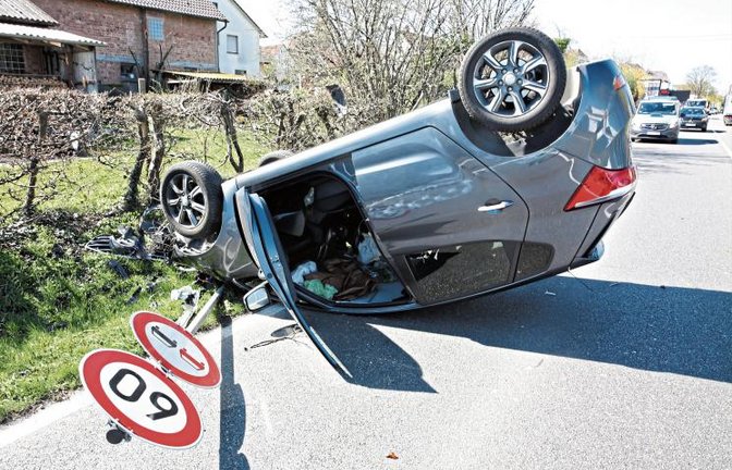 Nach einer Schleudertour über die B 10 hat dieser Hyundai Verkehrszeichen umgestoßen und ist dann auf dem Dach liegengeblieben. Der Fahrer blieb bei dem Unfall unverletzt. Foto: Küppers