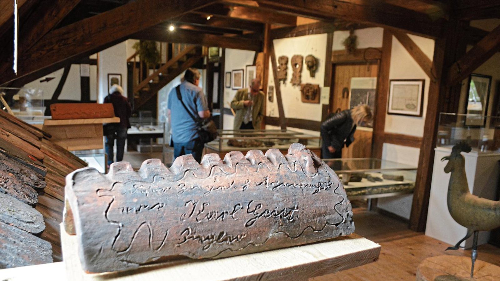 Höckerziegel sollen das Haus vor bösen Mächten schützen. Bis 6. Dezember ist die Ausstellung in der „Steinhauerstube“ in Schmie zu sehen. Fotos: Stahlfeld Höckerziegel sollen das Haus vor bösen Mächten schützen. Bis 6. Dezember ist die Ausstellung in der „Steinhauerstube“ in Schmie zu sehen. Fotos: Stahlfeld