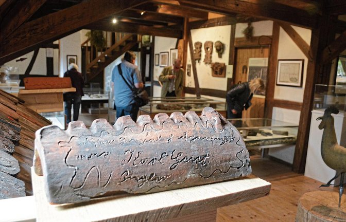 Höckerziegel sollen das Haus vor bösen Mächten schützen. Bis 6. Dezember ist die Ausstellung in der „Steinhauerstube“ in Schmie zu sehen. Fotos: Stahlfeld