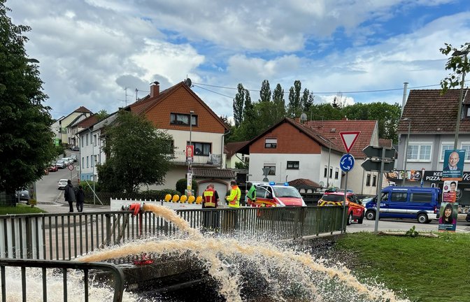 Das Schmutzwasser muss mit vielen Pumpen zurück ins Bachbett befördert werden.   <span class='image-autor'>Fotos: Beller</span>