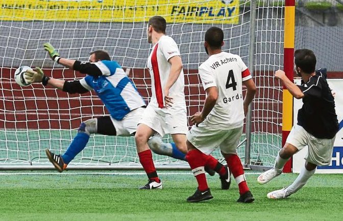 Tomas Karabas (rechts) trifft zum 1:1-Ausgleich im entscheidenden Spiel gegen den VfR Achern.