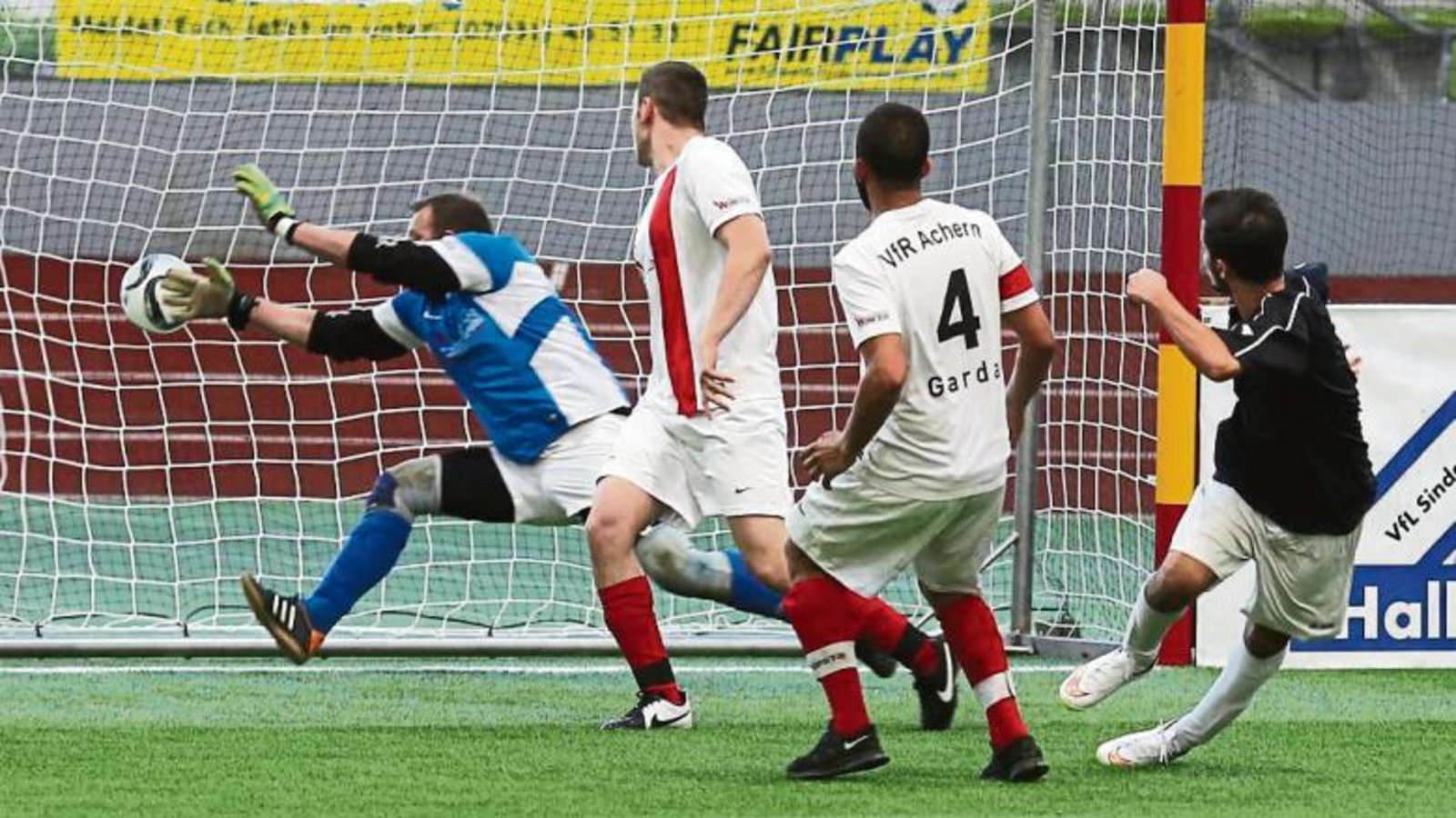 Tomas Karabas (rechts) trifft zum 1:1-Ausgleich im entscheidenden Spiel gegen den VfR Achern. Tomas Karabas (rechts) trifft zum 1:1-Ausgleich im entscheidenden Spiel gegen den VfR Achern.