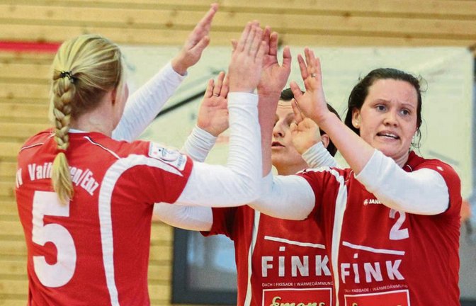 Einer für alle, alle für einen: Zuspielerin Natalie Lochmahr, Abwehrspielerin Corinne Meyer und Hauptangreiferin Marie-Therese Rothmaier (von links) klatschen sich nach einem erfolgreichen Ballwechsel ab.  Foto: Nachreiner