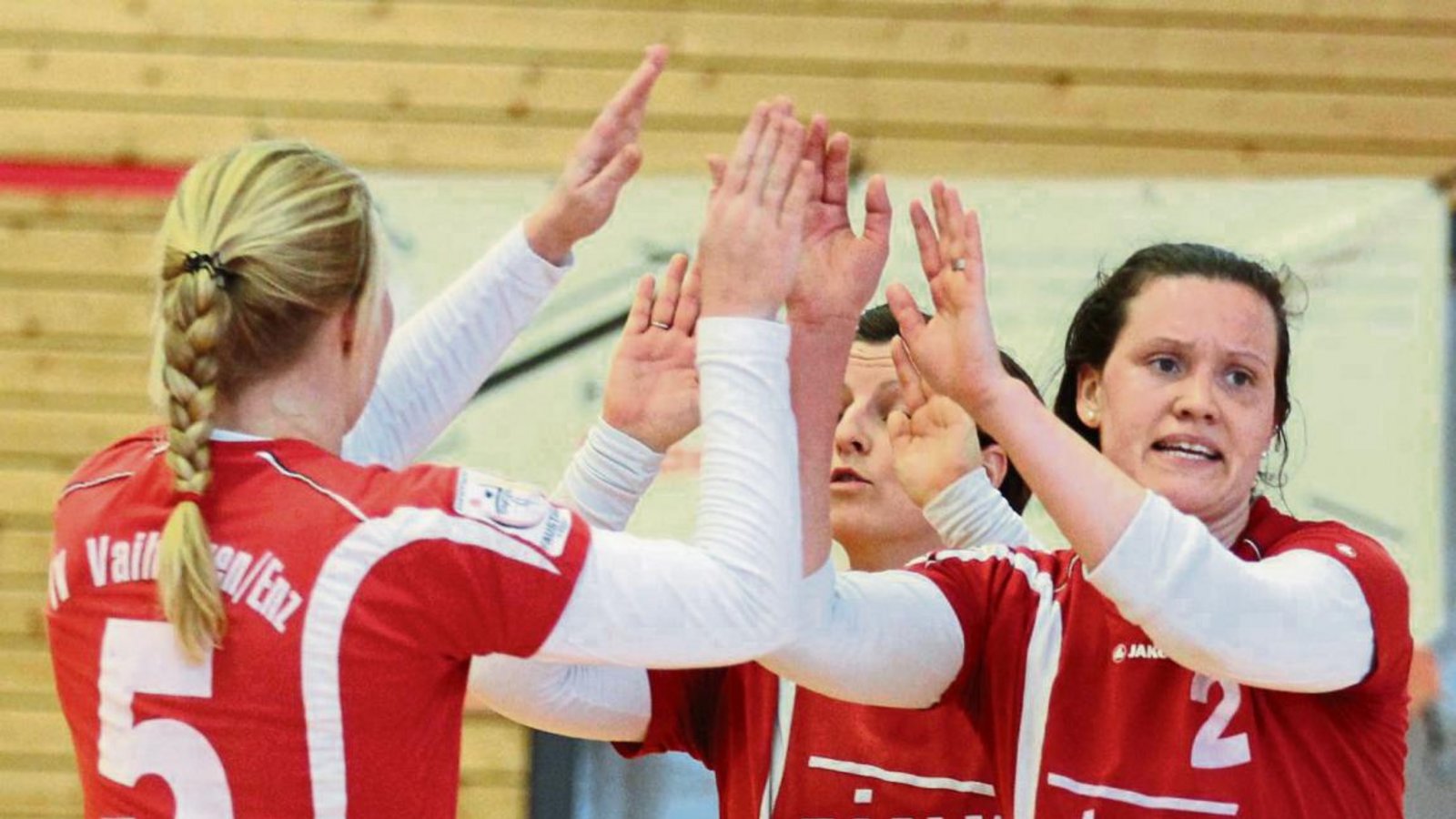 Einer für alle, alle für einen: Zuspielerin Natalie Lochmahr, Abwehrspielerin Corinne Meyer und Hauptangreiferin Marie-Therese Rothmaier (von links) klatschen sich nach einem erfolgreichen Ballwechsel ab.  Foto: Nachreiner