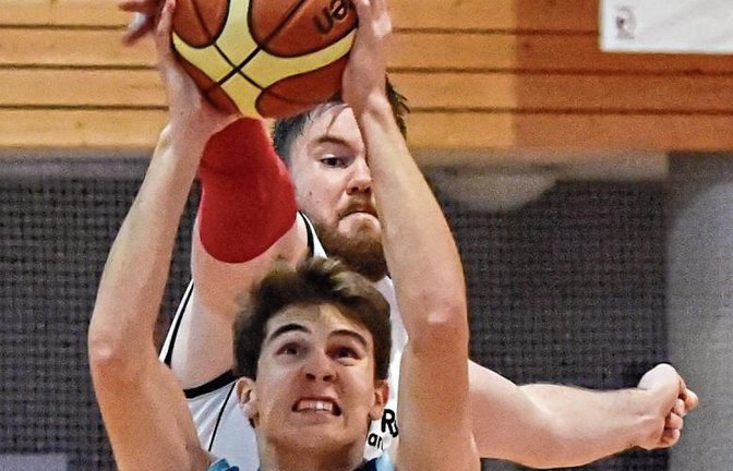 Tim Jirsak setzt für die BSG Vaihingen/Sachsenheim erfolgreich zum Wurf an. Am Ende ist die Niederlage im Pokalspiel aber sehr deutlich. Foto: Leitner