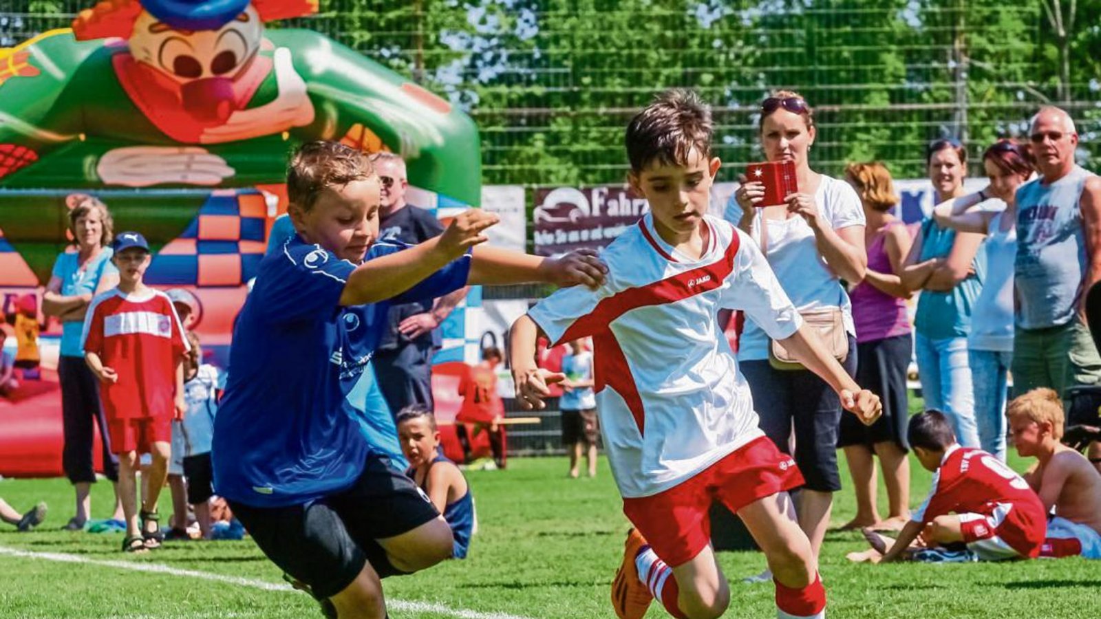 Auch mit Halten ist Albion Rashica (SG Ensingen/Horrheim/Gündelbach) von Adrian Welker (TSV Aurich) nicht zu stoppen. Foto: Simecek Auch mit Halten ist Albion Rashica (SG Ensingen/Horrheim/Gündelbach) von Adrian Welker (TSV Aurich) nicht zu stoppen. Foto: Simecek