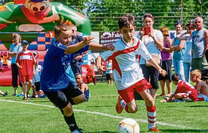 Auch mit Halten ist Albion Rashica (SG Ensingen/Horrheim/Gündelbach) von Adrian Welker (TSV Aurich) nicht zu stoppen. Foto: Simecek