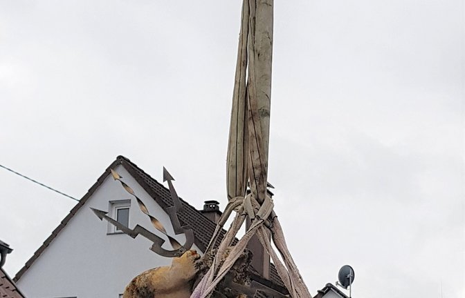 Der Himmelsgott schwebt gut gesichert zur Erde.  <span class='image-autor'>Fotos: Karow/Gergen</span>