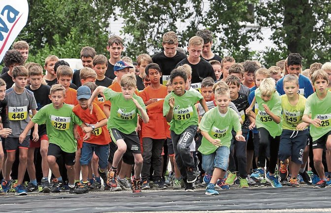 Massenstart zum Schülerlauf, der über eine 1,7 Kilometer lange Strecke durch Oberriexingen führt. Die Begeisterung bei den jungen Teilnehmern war ungebrochen, die Meldezahlen allerdings etwas geringer. Fotos: Küppers