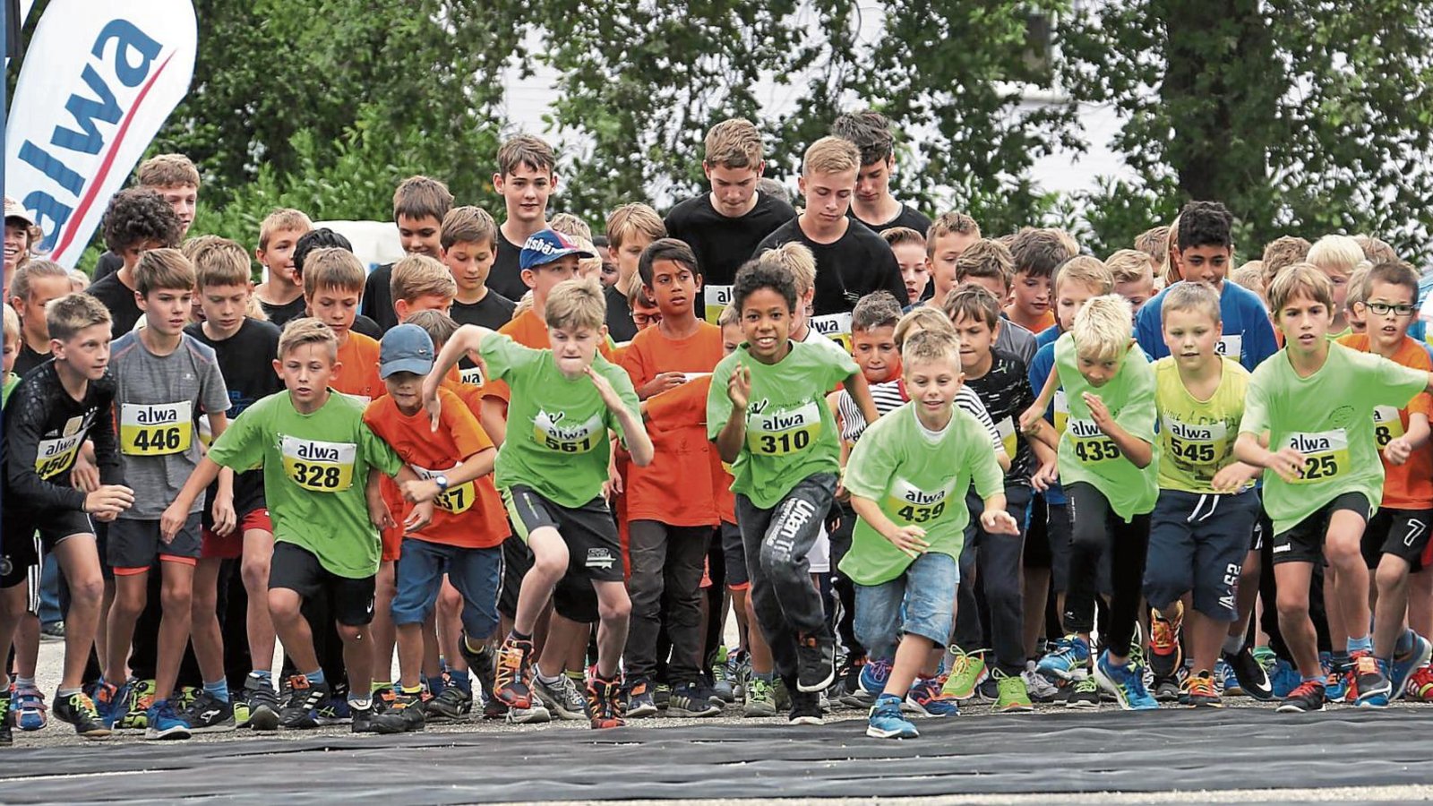 Massenstart zum Schülerlauf, der über eine 1,7 Kilometer lange Strecke durch Oberriexingen führt. Die Begeisterung bei den jungen Teilnehmern war ungebrochen, die Meldezahlen allerdings etwas geringer. Fotos: Küppers Massenstart zum Schülerlauf, der über eine 1,7 Kilometer lange Strecke durch Oberriexingen führt. Die Begeisterung bei den jungen Teilnehmern war ungebrochen, die Meldezahlen allerdings etwas geringer. Fotos: Küppers