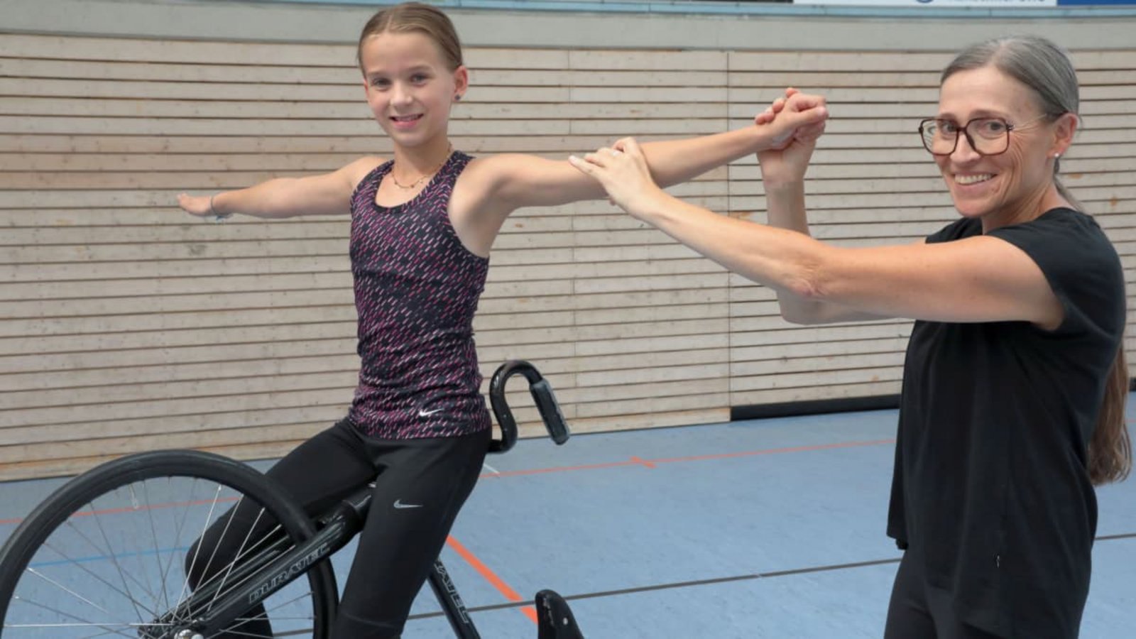 Petra Geyer (rechts) beim Training mit Nachwuchssportlerin Elisa Burgbacher.Rainer Kellmayer