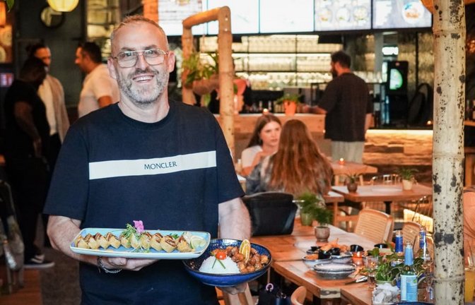 Am Freitag feierte das Restaurant Wok on Fire Soft-Opening im Vier-Giebel-Bau. Ab sofort freuen sich Standort-Manager Antonello Giotti (hier im Bild) und sein Team auf die Gäste.<span class='image-autor'>Lichtgut/Ferdinando Iannone</span>