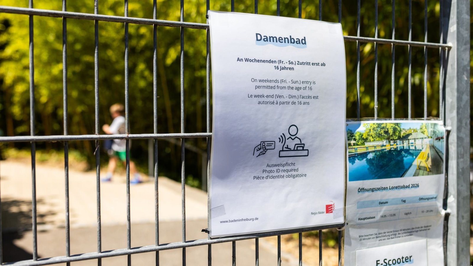 Am Tor des Lorettobads hängt die neue Einlassregel an einem Schild aus. (Archivbild)Philipp von Ditfurth/dpa Am Tor des Lorettobads hängt die neue Einlassregel an einem Schild aus. (Archivbild)Philipp von Ditfurth/dpa