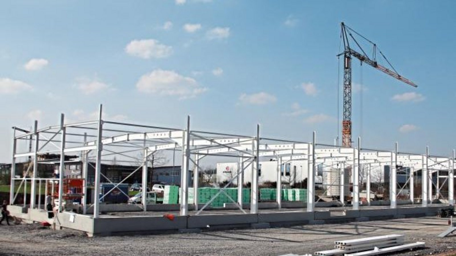 Das künftige Verteilzentrum der Post DHL Group auf dem „Perfekten Standort“ nimmt Formen an. Im Sommer soll der Neubau am Kreisverkehr im Dreieck zwischen Vaihingen, Ensingen und Kleinglattbach fertig sein. Das Zustellzentrum wird wie bisher für Vaihingen Das künftige Verteilzentrum der Post DHL Group auf dem „Perfekten Standort“ nimmt Formen an. Im Sommer soll der Neubau am Kreisverkehr im Dreieck zwischen Vaihingen, Ensingen und Kleinglattbach fertig sein. Das Zustellzentrum wird wie bisher für Vaihingen