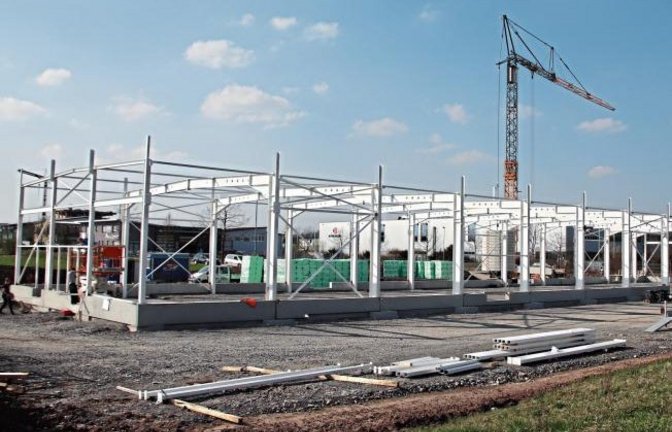 Das künftige Verteilzentrum der Post DHL Group auf dem „Perfekten Standort“ nimmt Formen an. Im Sommer soll der Neubau am Kreisverkehr im Dreieck zwischen Vaihingen, Ensingen und Kleinglattbach fertig sein. Das Zustellzentrum wird wie bisher für Vaihingen