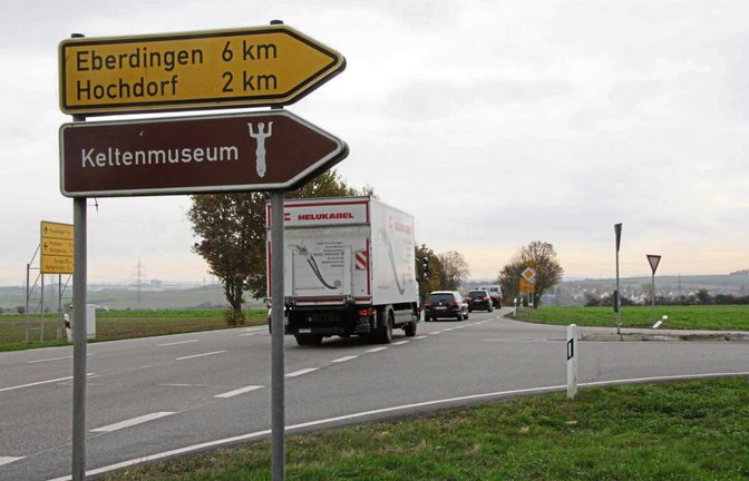 Die unfallträchtige Einmündung der L 1136 (Pulverdinger Straße) in die B 10 soll umgestaltet werden.  Foto: Banholzer