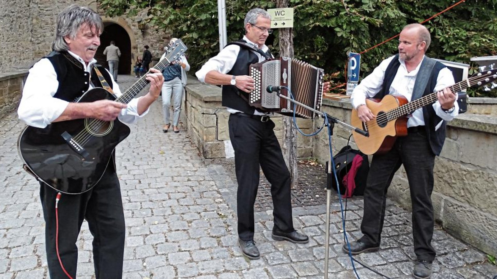 Das Trio Bravura spielt beim Sachsenheimer Fest im Schlossgarten. Foto: p