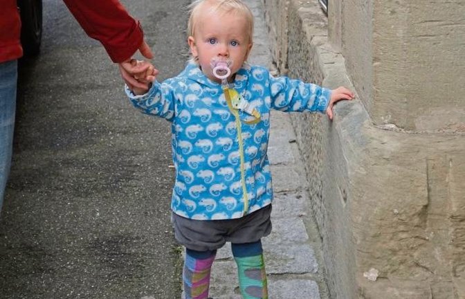 Die Knickerbocker lebt! Die kleine Amelie aus Vaihingen geht mit der wadenlangen Überfallhose zwar nur zum Brezelkaufen, vor gut 100 Jahren waren Knickerbocker aber auch bei Wanderern und Torhütern beliebt.  Foto: Rücker