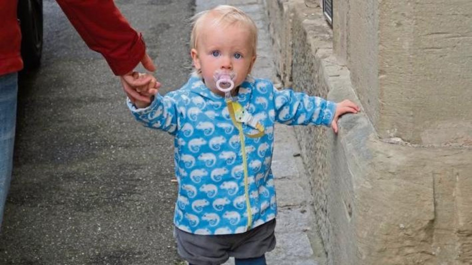 Die Knickerbocker lebt! Die kleine Amelie aus Vaihingen geht mit der wadenlangen Überfallhose zwar nur zum Brezelkaufen, vor gut 100 Jahren waren Knickerbocker aber auch bei Wanderern und Torhütern beliebt. Foto: Rücker Die Knickerbocker lebt! Die kleine Amelie aus Vaihingen geht mit der wadenlangen Überfallhose zwar nur zum Brezelkaufen, vor gut 100 Jahren waren Knickerbocker aber auch bei Wanderern und Torhütern beliebt. Foto: Rücker
