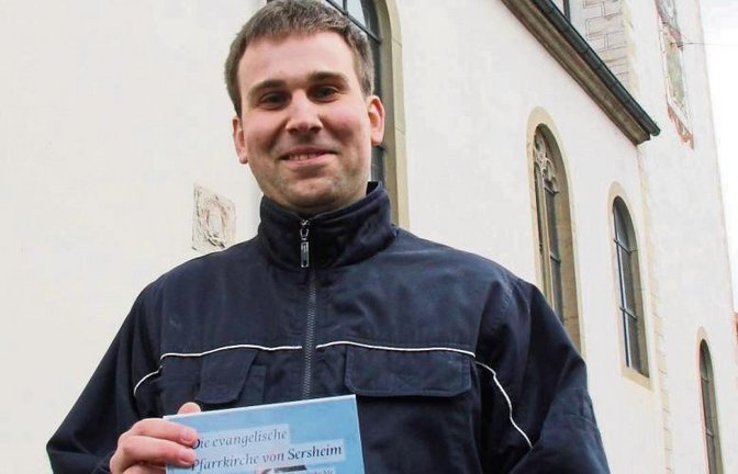 Christian Hensel hat die fast 1000-jährige Geschichte der Sersheimer Pfarrkirche in einem Buch zusammengefasst.  Foto: Banholzer