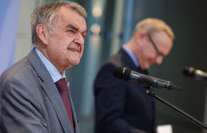 Herbert Reul (CDU), Innenminister von Nordrhein-Westfalen, spricht bei einem Pressestatement zum Schlag gegen eine russische Hackergruppe. Im Hintergrund Benjamin Limbach (Bündnis 90 / Grüne), Justizminister des Landes.<span class='image-autor'>Christoph Reichwein/dpa</span>