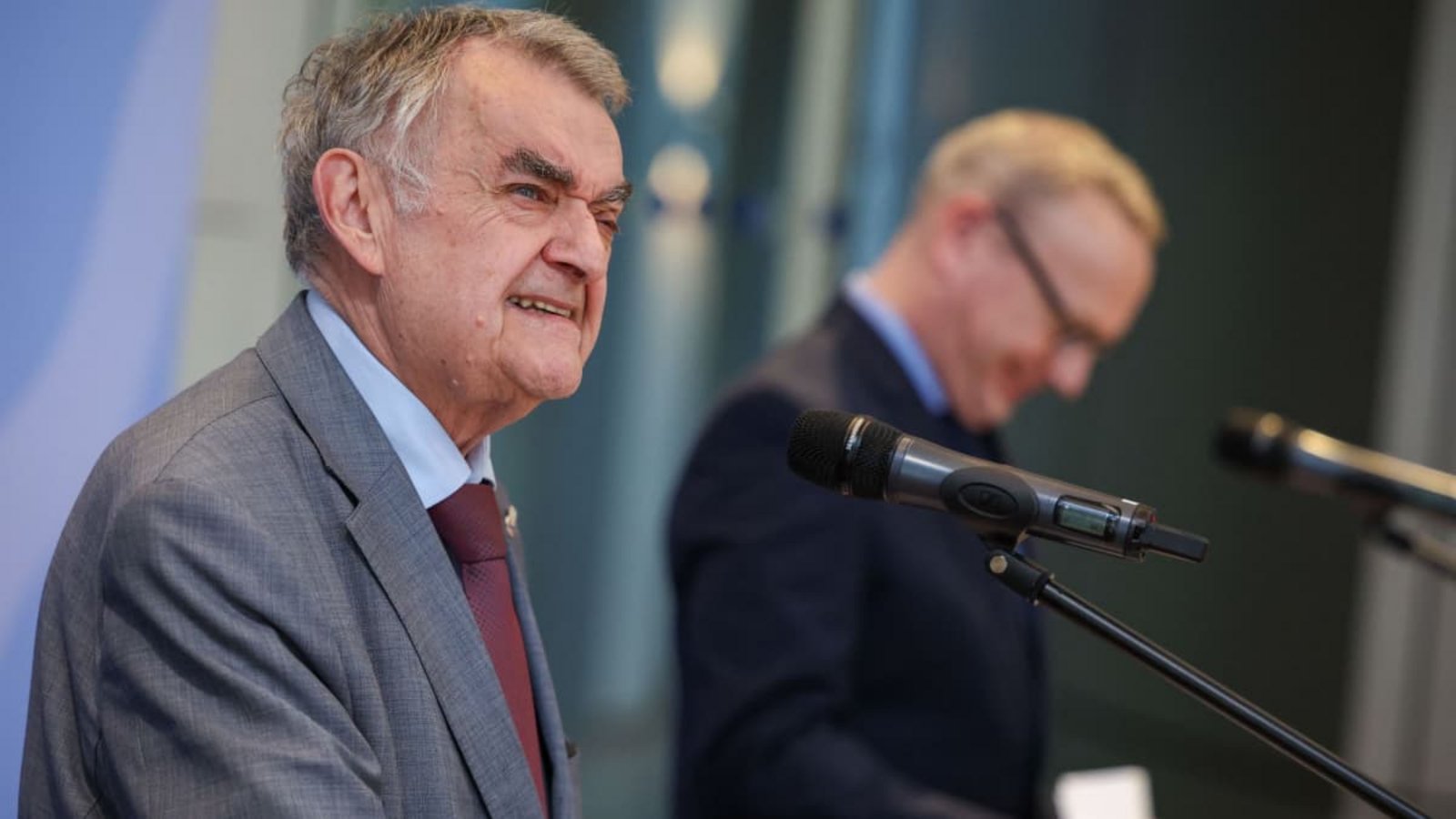 Herbert Reul (CDU), Innenminister von Nordrhein-Westfalen, spricht bei einem Pressestatement zum Schlag gegen eine russische Hackergruppe. Im Hintergrund Benjamin Limbach (Bündnis 90 / Grüne), Justizminister des Landes.Christoph Reichwein/dpa Herbert Reul (CDU), Innenminister von Nordrhein-Westfalen, spricht bei einem Pressestatement zum Schlag gegen eine russische Hackergruppe. Im Hintergrund Benjamin Limbach (Bündnis 90 / Grüne), Justizminister des Landes.Christoph Reichwein/dpa