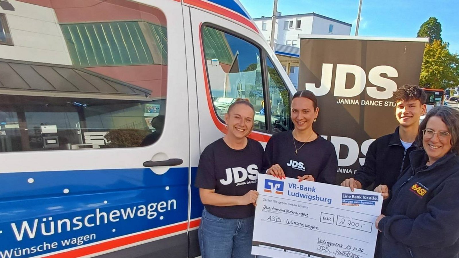 Freude über die gelungene Benefizaktion bei (von links) Mandy Greindl, Janina Weiser und Silke Löser vom ASB (rechts) mit FSJler Mick Flammer. Foto: Rücker Freude über die gelungene Benefizaktion bei (von links) Mandy Greindl, Janina Weiser und Silke Löser vom ASB (rechts) mit FSJler Mick Flammer. Foto: Rücker